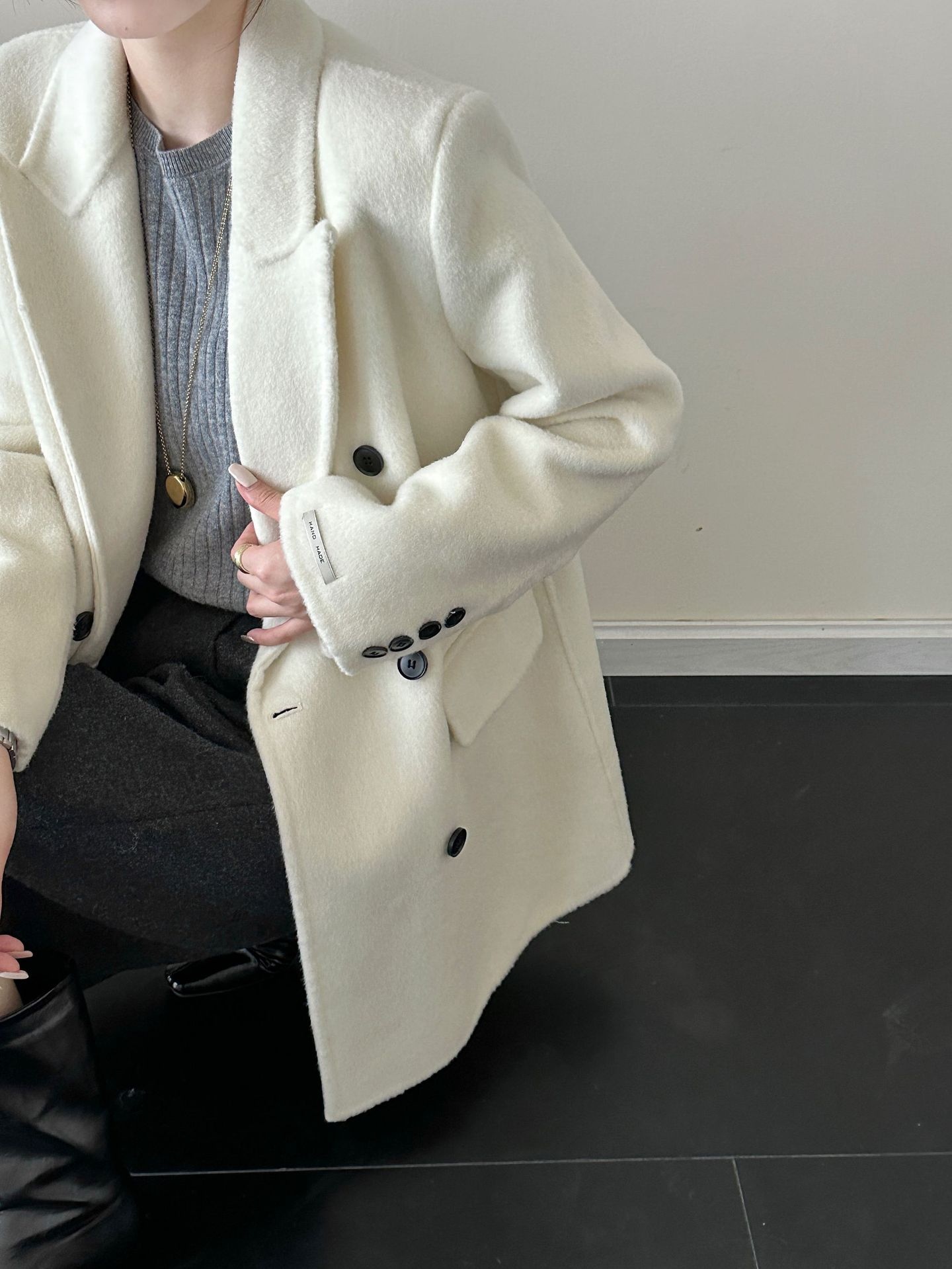 Elegant ullkappa med dubbelknäppning för dam figursydd modell_voghion.com