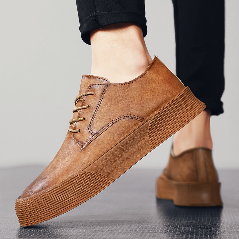 Europäischer Sommertrend 2025: Schnürschuhe mit dicker Sohle im koreanischen Retro-Stil für Herren – lässige Sneaker im Retro-Look._voghion.com