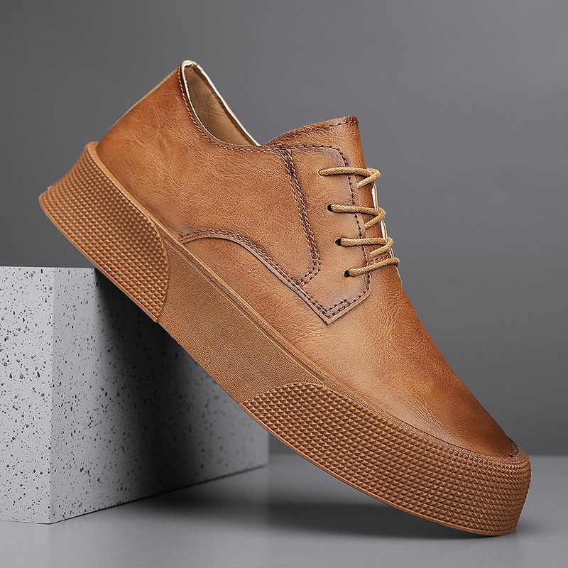 Europäischer Sommertrend 2025: Schnürschuhe mit dicker Sohle im koreanischen Retro-Stil für Herren – lässige Sneaker im Retro-Look._voghion.com
