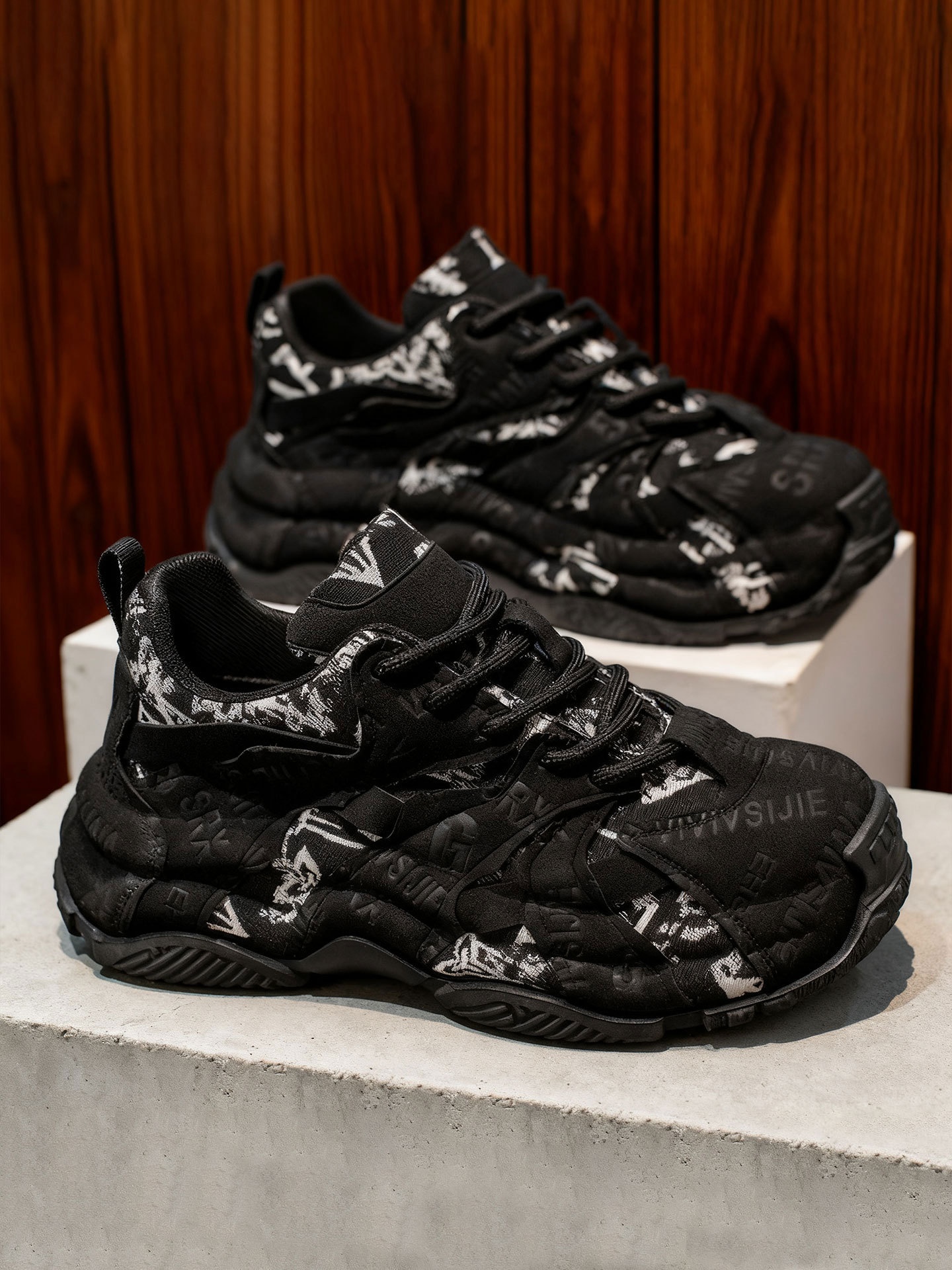 Europäische Frühjahr/Herbst-Modelle 2025, Herrenschuhe mit klobiger Sohle und Größenanhebung, trendige High-End-Markenschuhe für große Zehen_voghion.com