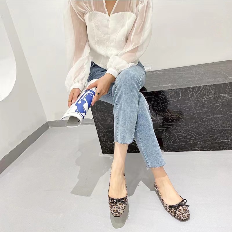 Sapatilhas de dança com laço, bico quadrado e estampa de leopardo, mocassins casuais de sola macia, sapatos versáteis de salto baixo para mulheres._voghion.com