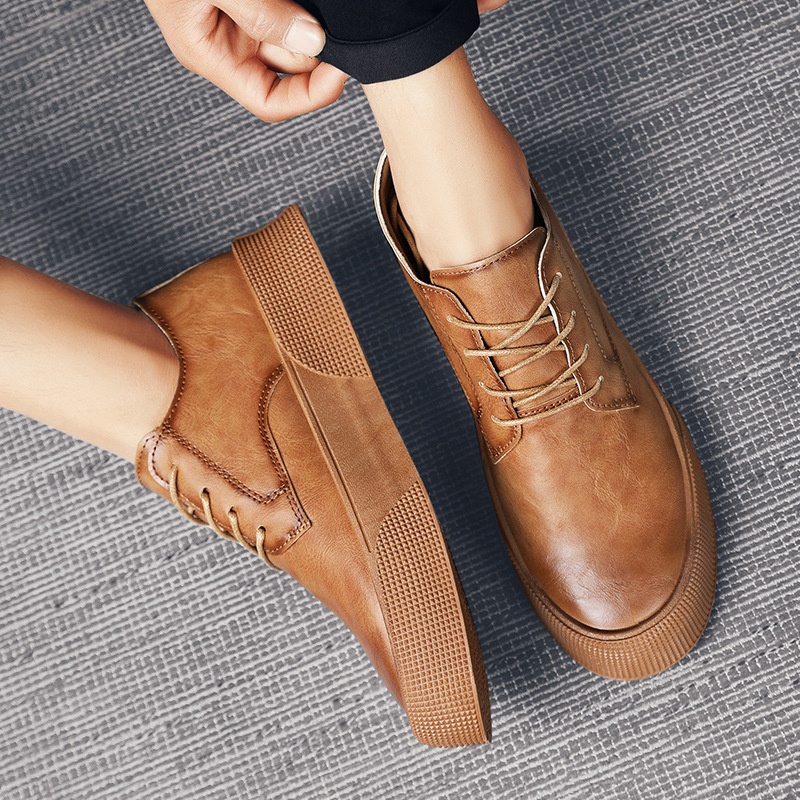 Europäischer Sommertrend 2025: Schnürschuhe mit dicker Sohle im koreanischen Retro-Stil für Herren – lässige Sneaker im Retro-Look._voghion.com