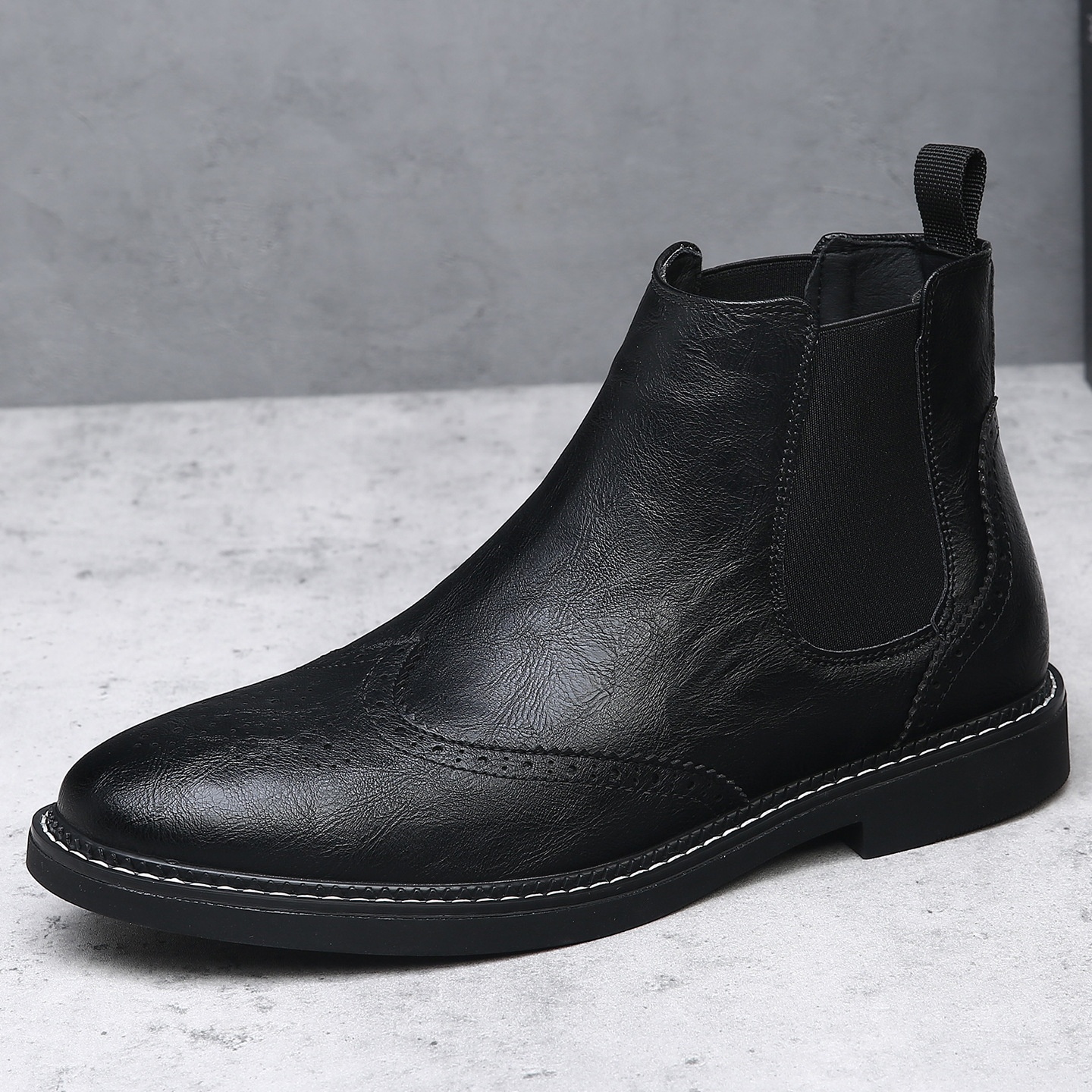Botas masculinas casuais modernas estilo Martin, em couro genuíno com detalhes brogue esculpidos, estilo britânico vintage, forradas com lã e confeccionadas em algodão._voghion.com