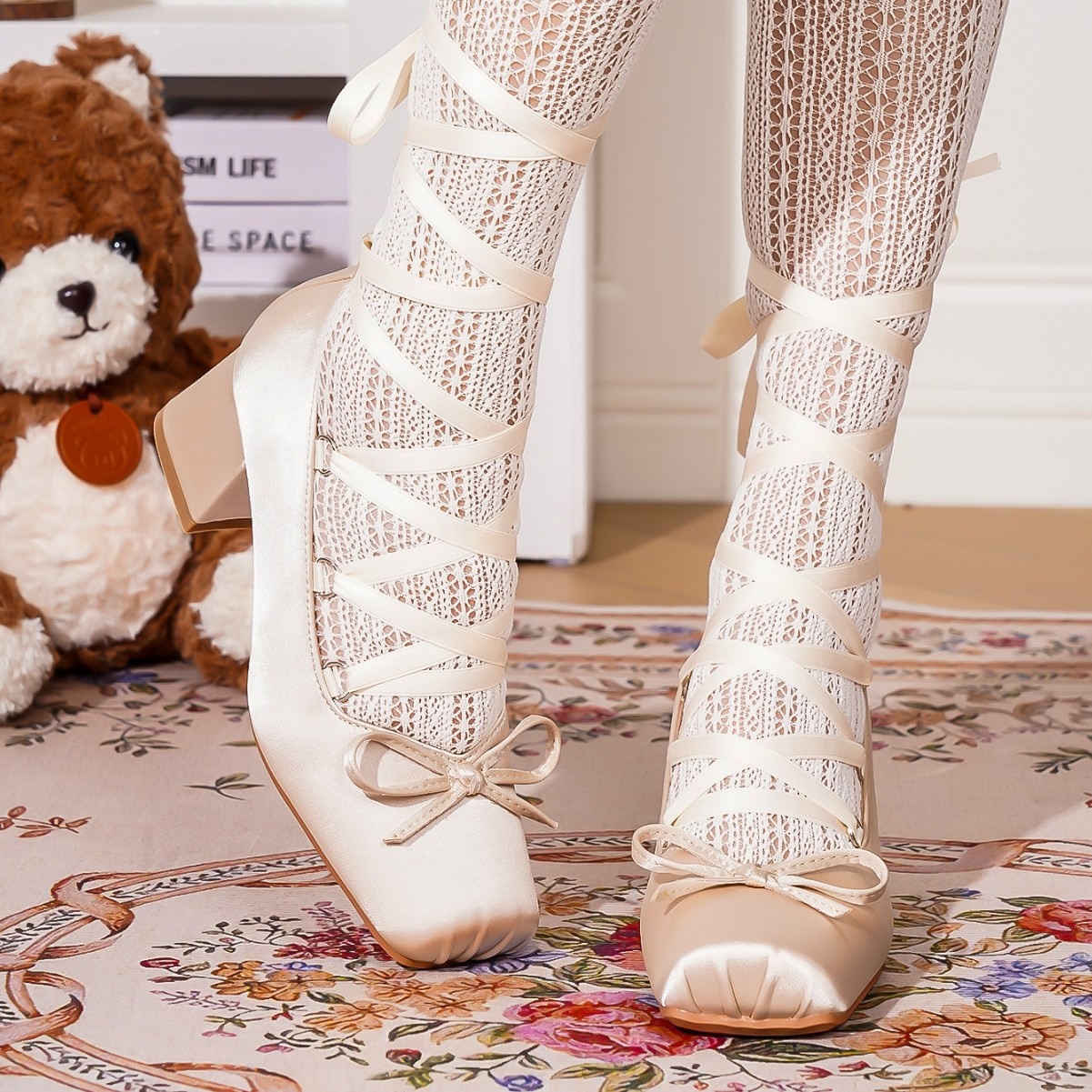 Chaussures de danse en stock, prêtes à être expédiées : ballerines roses à brides croisées, confortables et souples, à talon mi-haut. Grandes tailles disponibles._voghion.com