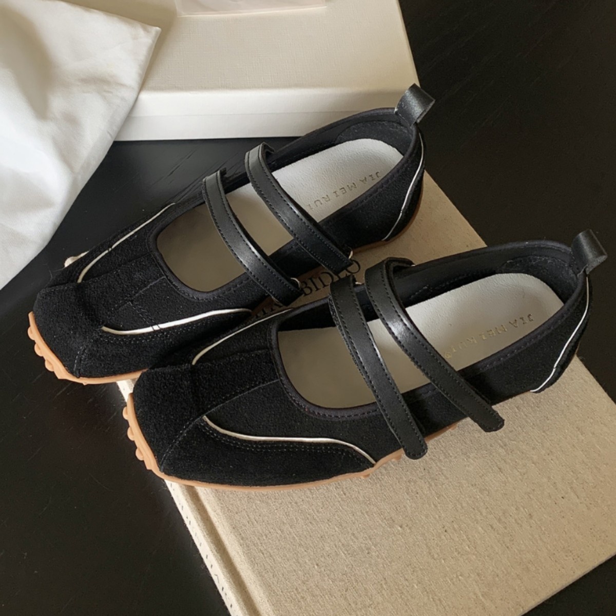 Sapatilhas de dança em estoque, estilo pele de carneiro, sola grossa, vermelhas, para treinamento alemão feminino, estilo vintage, versáteis, para balé esportivo._voghion.com