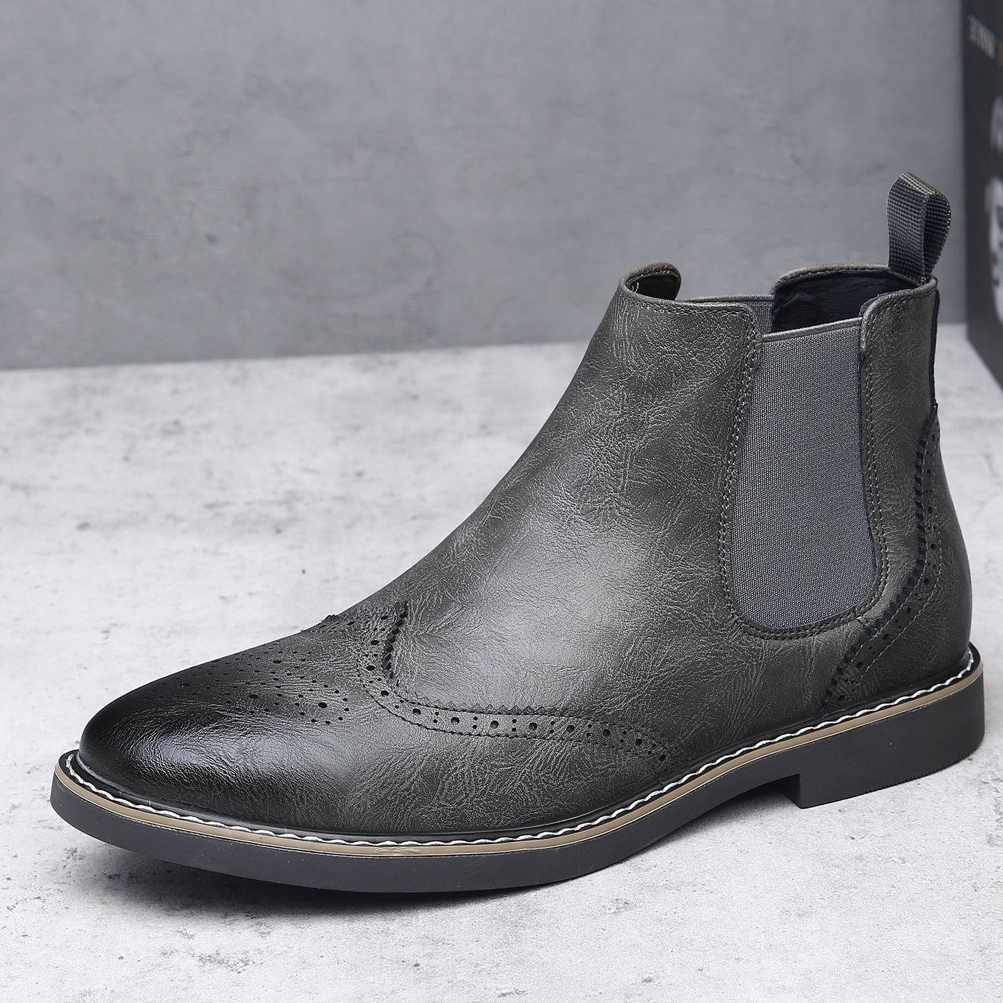 Botas masculinas casuais modernas estilo Martin, em couro genuíno com detalhes brogue esculpidos, estilo britânico vintage, forradas com lã e confeccionadas em algodão._voghion.com