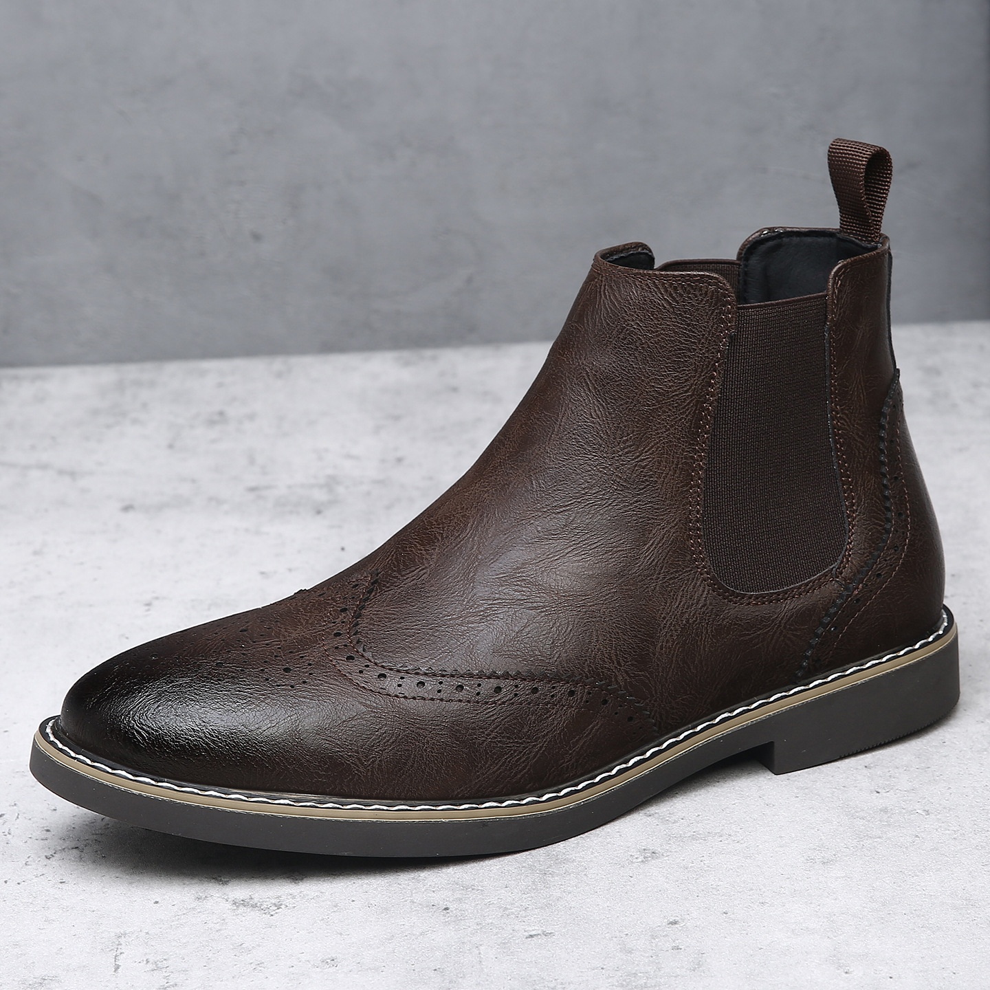 Botas masculinas casuais modernas estilo Martin, em couro genuíno com detalhes brogue esculpidos, estilo britânico vintage, forradas com lã e confeccionadas em algodão._voghion.com