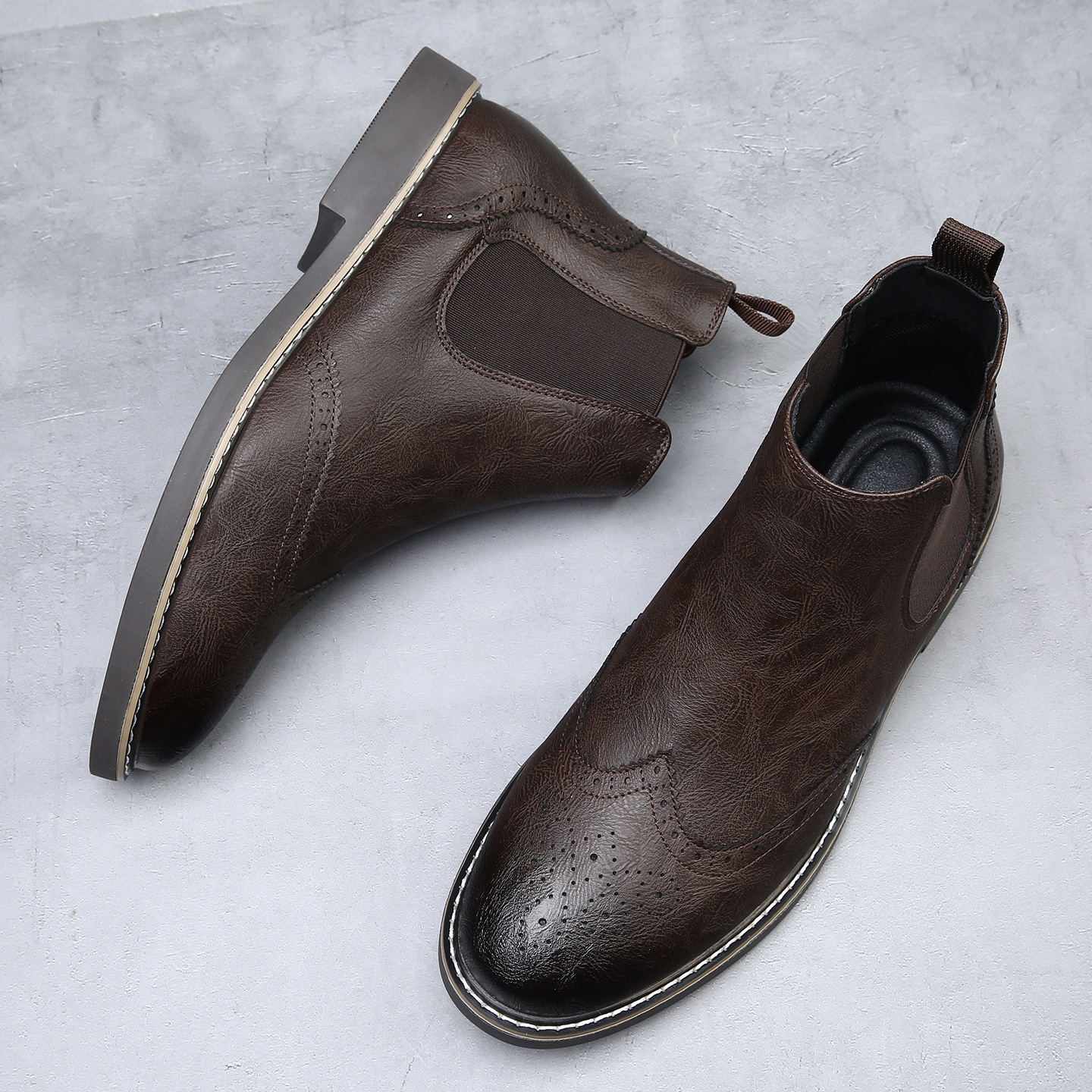 Botas masculinas casuais modernas estilo Martin, em couro genuíno com detalhes brogue esculpidos, estilo britânico vintage, forradas com lã e confeccionadas em algodão._voghion.com