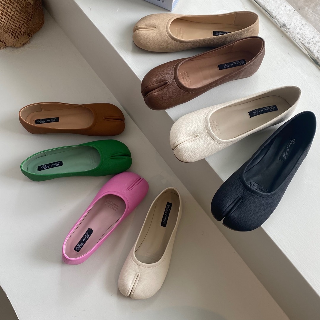 Dansschoenen met platte zool, niche damesloafers, nieuwe lente/zomer 2026 ondiepe bootschoenen, hoefijzerschoenen met gespleten teen en varkenshoefmotief._voghion.com