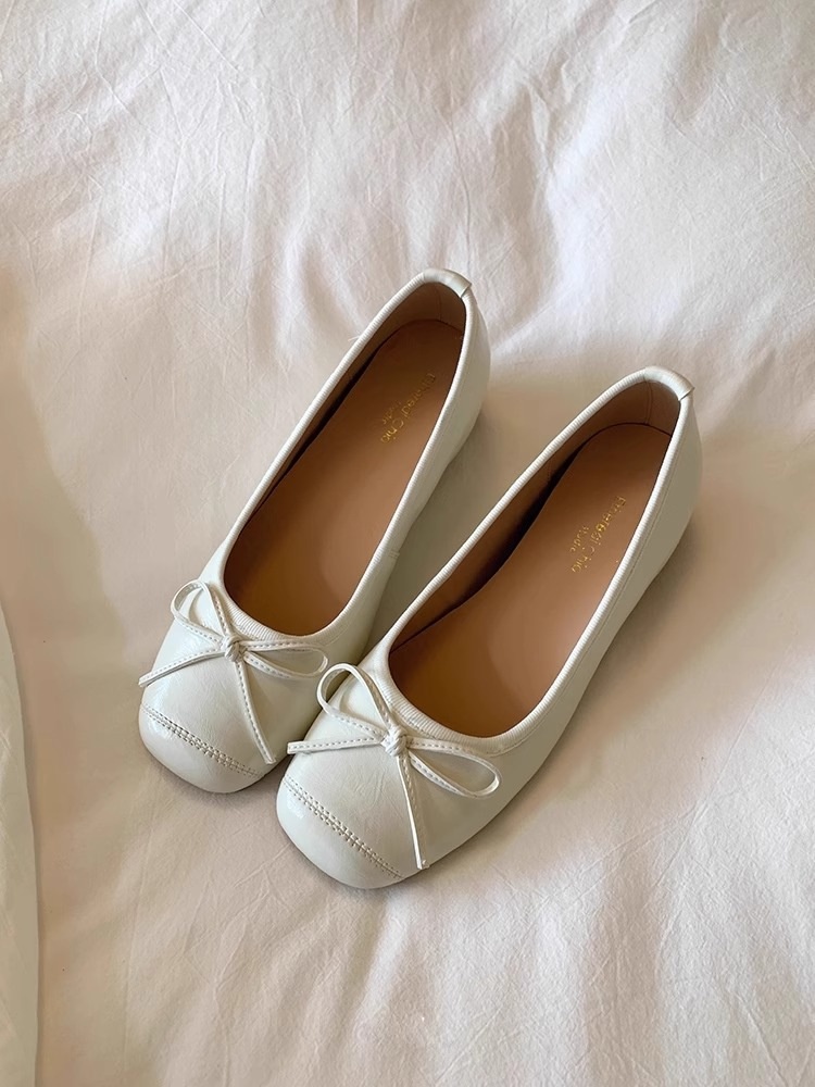 Elegante balletschoenen voor dames met rode strik_voghion.com