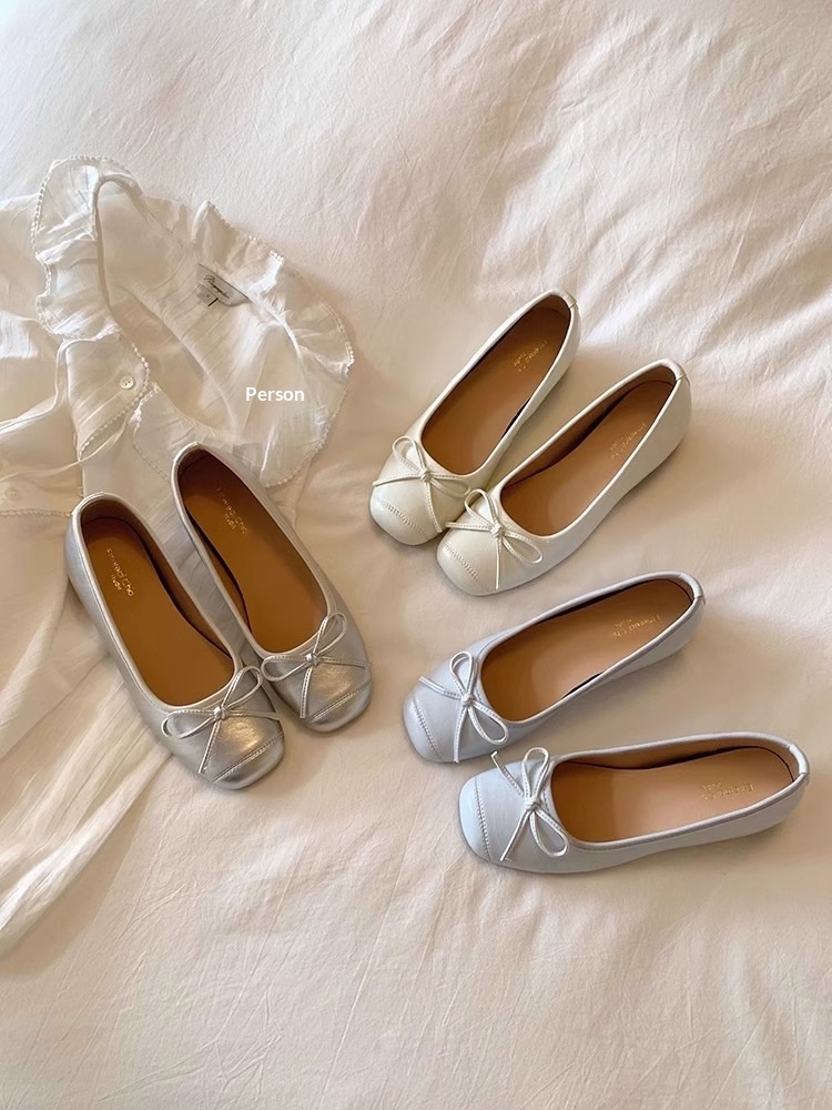 Elegante balletschoenen voor dames met rode strik_voghion.com