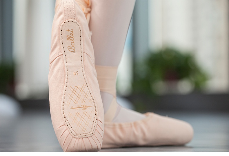 Sapatilhas de ballet para meninas em cetim com tiras para dança_voghion.com