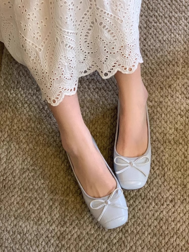 Elegante balletschoenen voor dames met rode strik_voghion.com