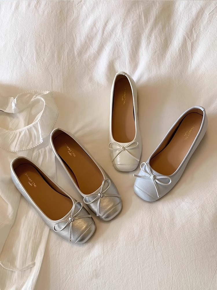 Elegante balletschoenen voor dames met rode strik_voghion.com