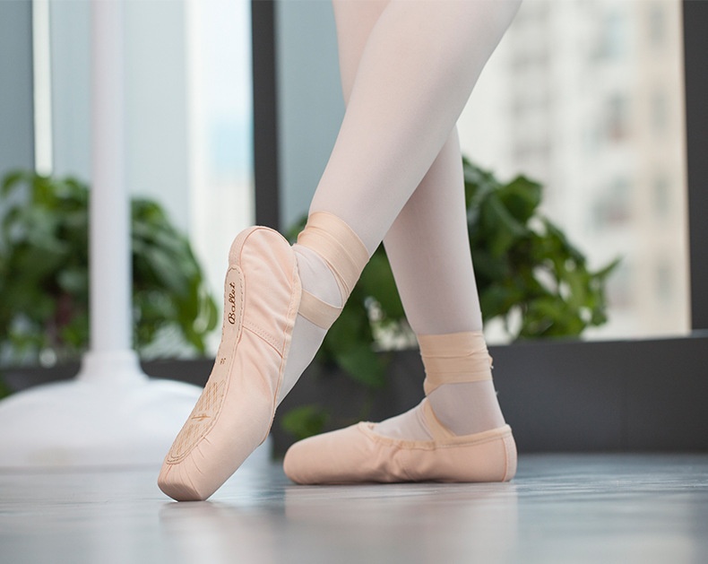 Sapatilhas de ballet para meninas em cetim com tiras para dança_voghion.com