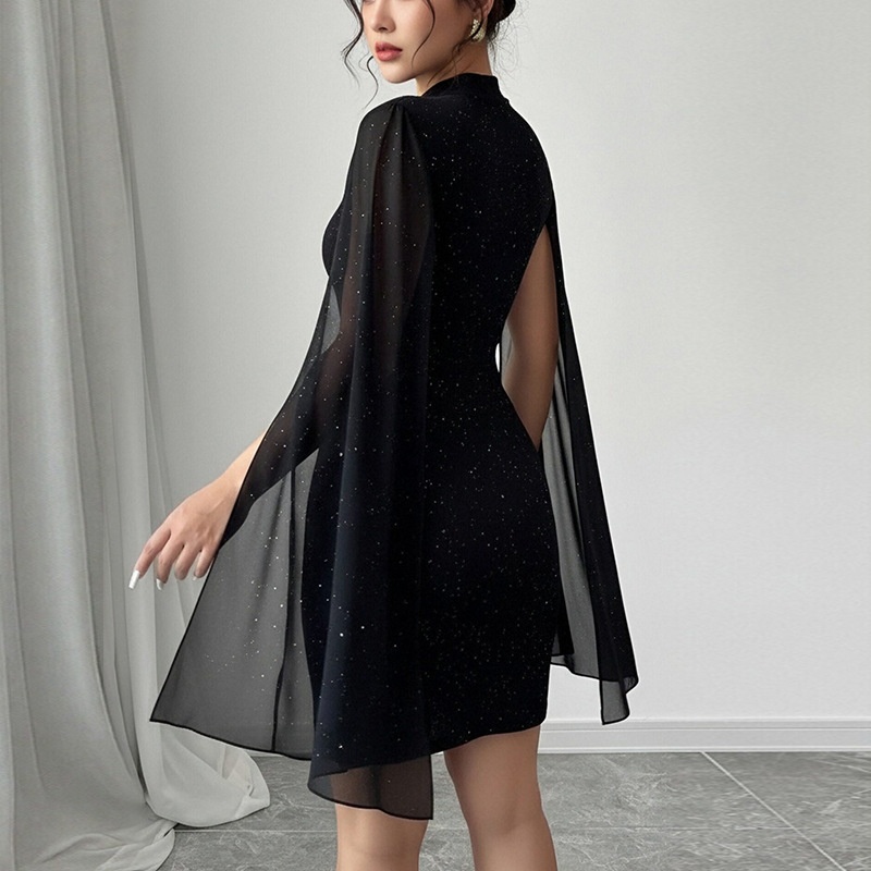 Frühjahr 2026: Europäisches und amerikanisches Damenmode-Kleid mit Rundhalsausschnitt, geripptem Cape und figurbetonter Passform_voghion.com