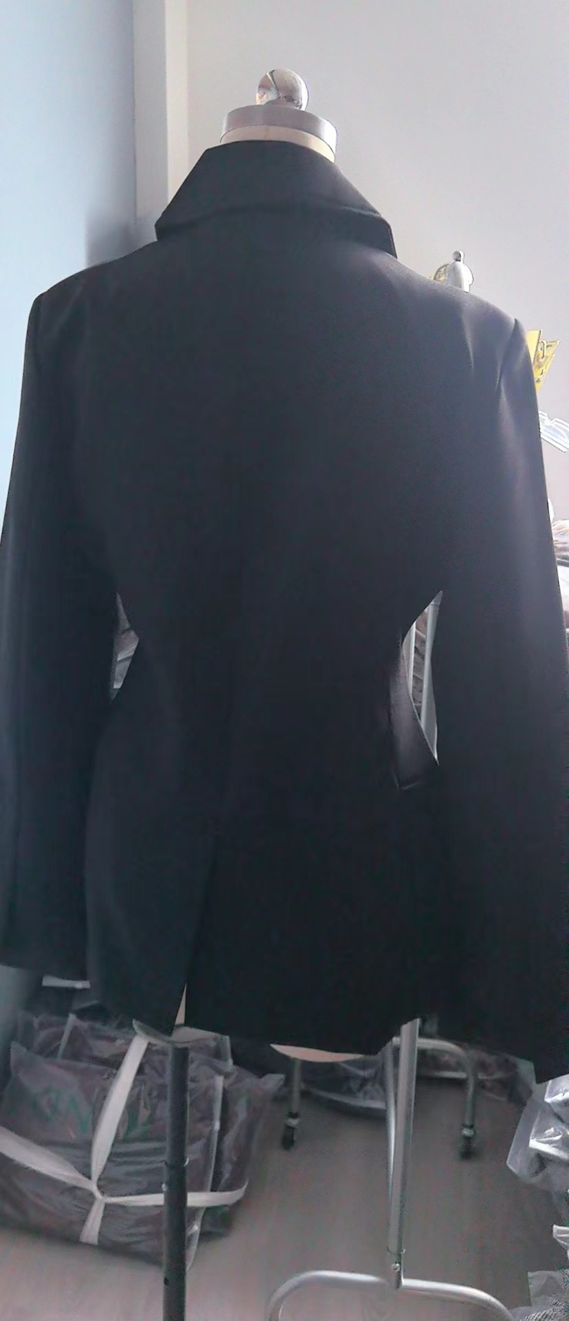 Elegante dames blazer zwart slim fit met schoudervulling_voghion.com