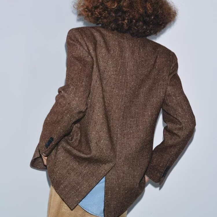 Frühjahr/Herbst 2025: Trendige Damenmode im europäischen und amerikanischen Stil – Eleganter Blazer aus Mischgewebe mit Fischgrätmuster._voghion.com