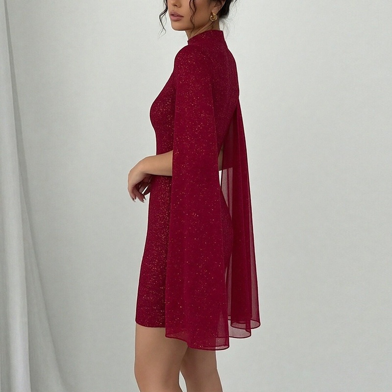 Frühjahr 2026: Europäisches und amerikanisches Damenmode-Kleid mit Rundhalsausschnitt, geripptem Cape und figurbetonter Passform_voghion.com