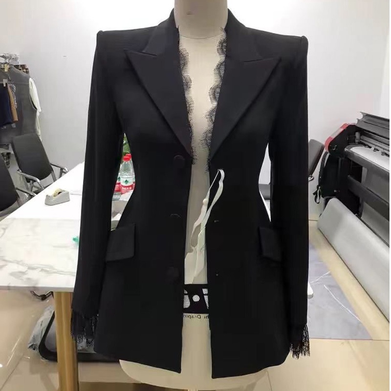 Un capo imperdibile da acquistare in boutique: blazer da donna slim-fit con inserti in pizzo, modello unico per l'autunno 2025._voghion.com