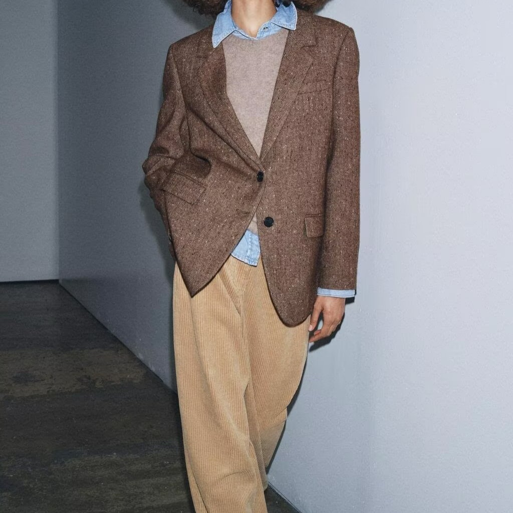 Frühjahr/Herbst 2025: Trendige Damenmode im europäischen und amerikanischen Stil – Eleganter Blazer aus Mischgewebe mit Fischgrätmuster._voghion.com