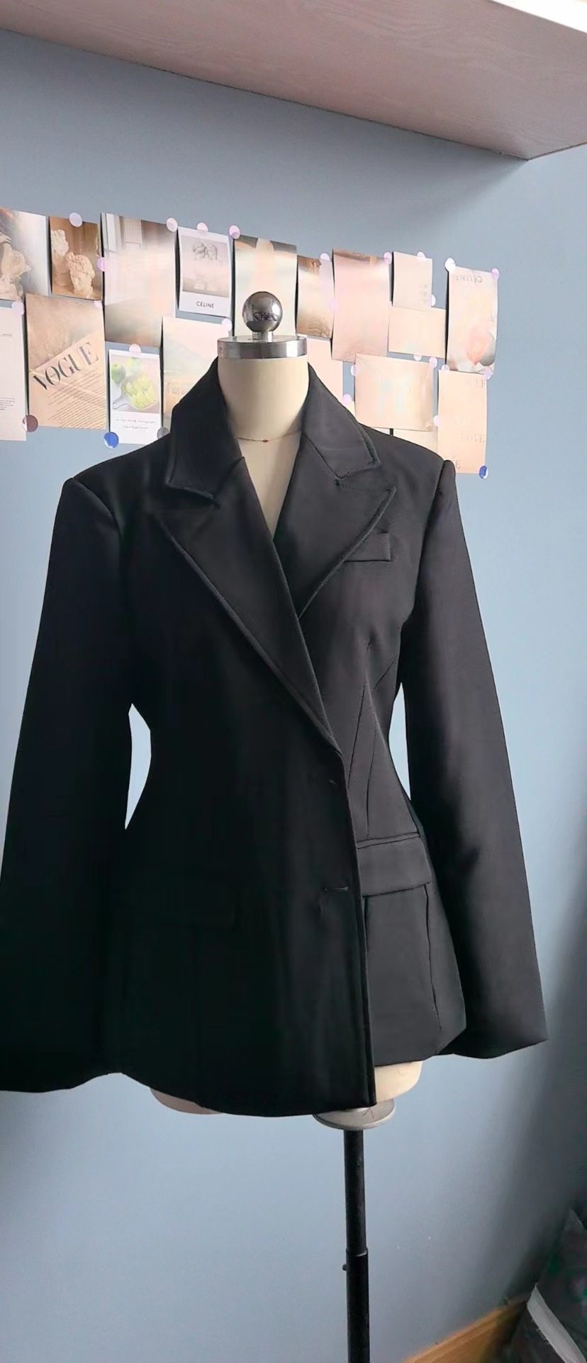 Elegante dames blazer zwart slim fit met schoudervulling_voghion.com