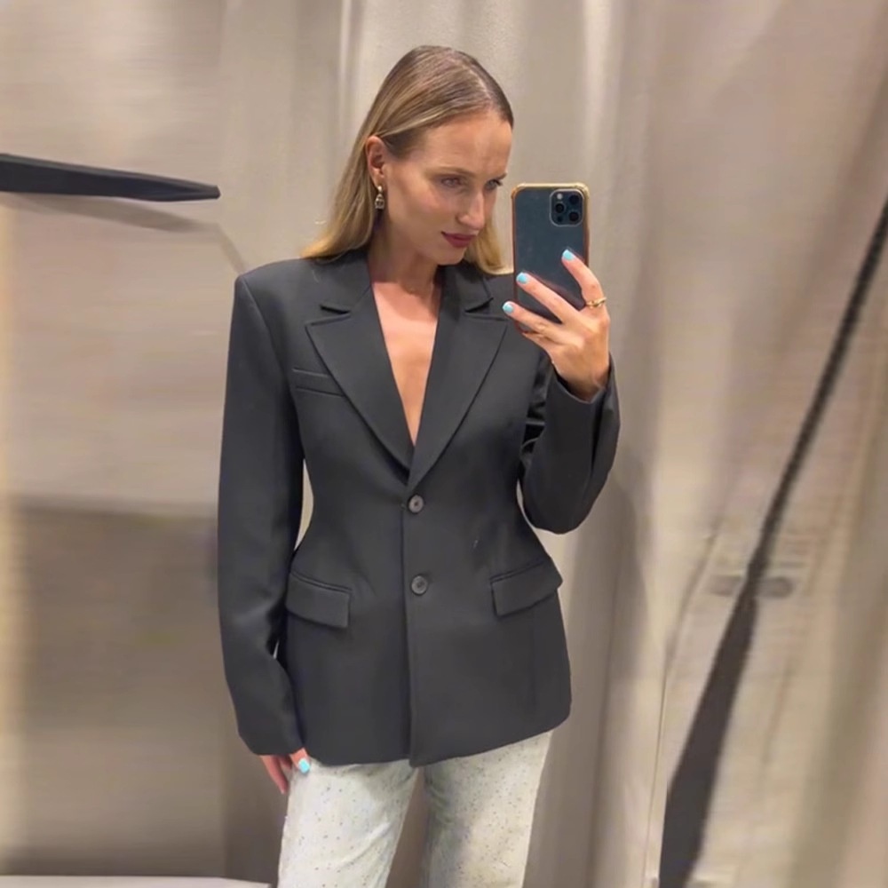 Lente 2025 Damesmode Plus Size Elegante Schoudervulling Slim Fit Zwarte Blazer met Knopen_voghion.com