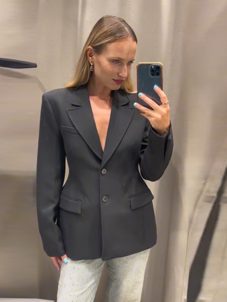 Elegante dames blazer zwart slim fit met schoudervulling_voghion.com