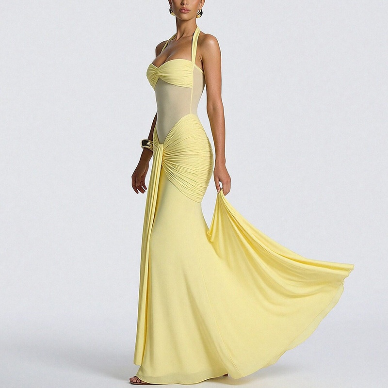 Elegant lång damklänning i mesh med halterneck och passform_voghion.com