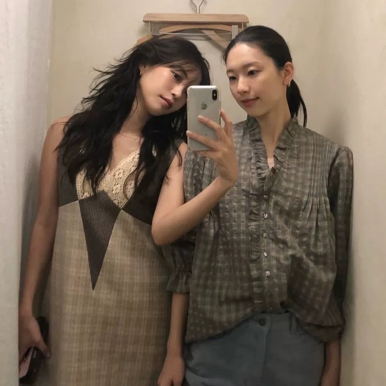 Nuova camicia invernale coreana H2025 Dongdaemun Vi*plain ampia retrò con scollo a V, volant e pieghe a quadri_voghion.com