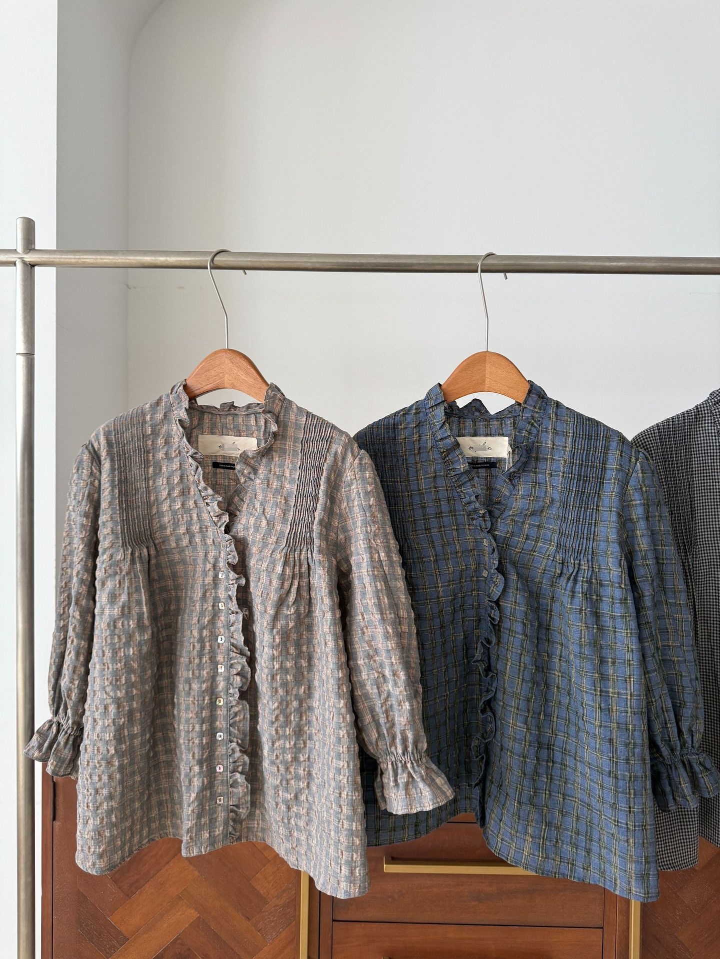 Camicia donna a quadri con scollo a v larga volant e pieghe_voghion.com