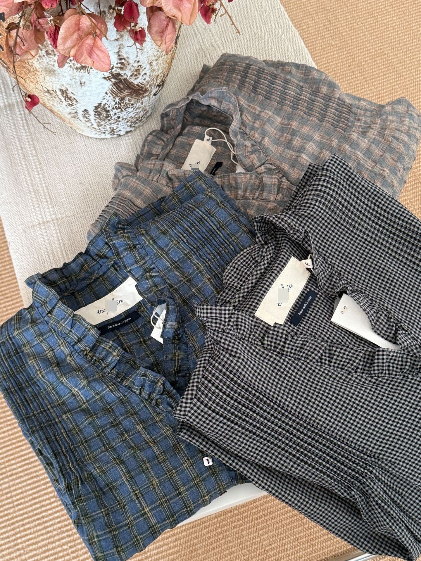 Camicia donna a quadri con scollo a v larga volant e pieghe_voghion.com