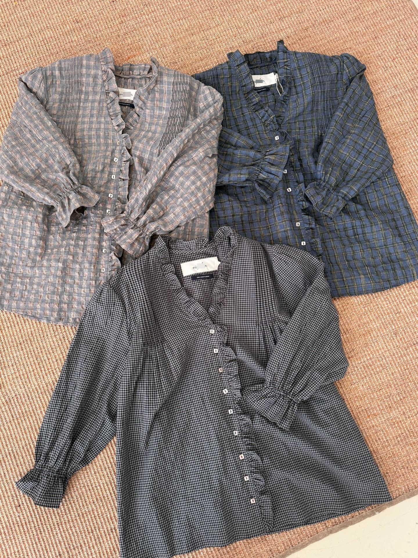 Camicia donna a quadri con scollo a v larga volant e pieghe_voghion.com