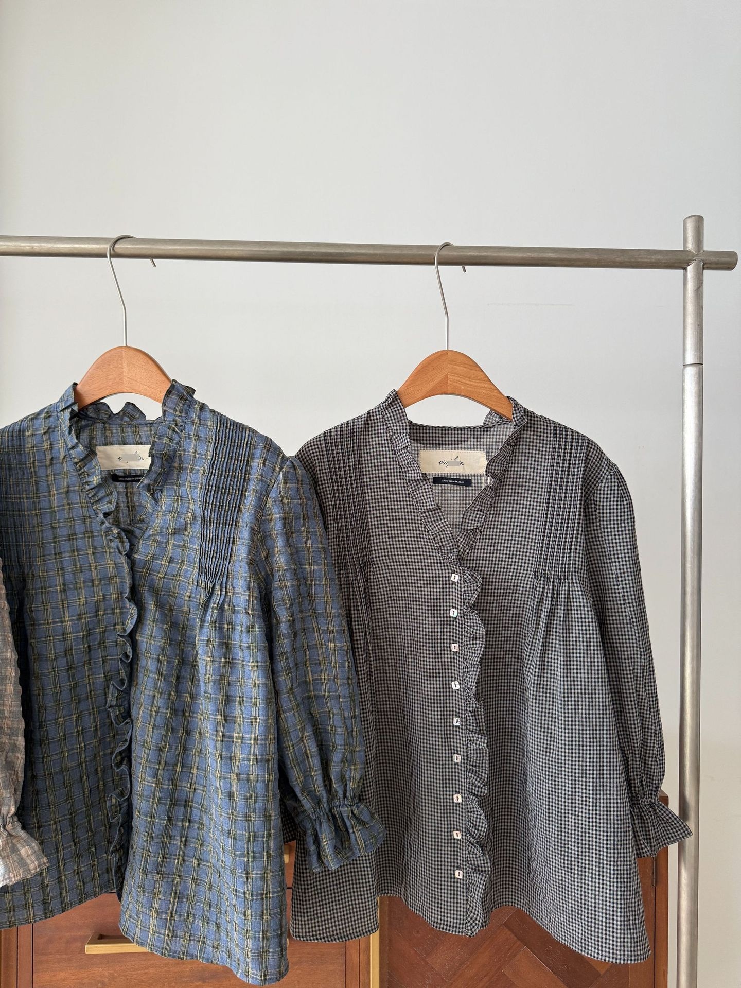 Camicia donna a quadri con scollo a v larga volant e pieghe_voghion.com