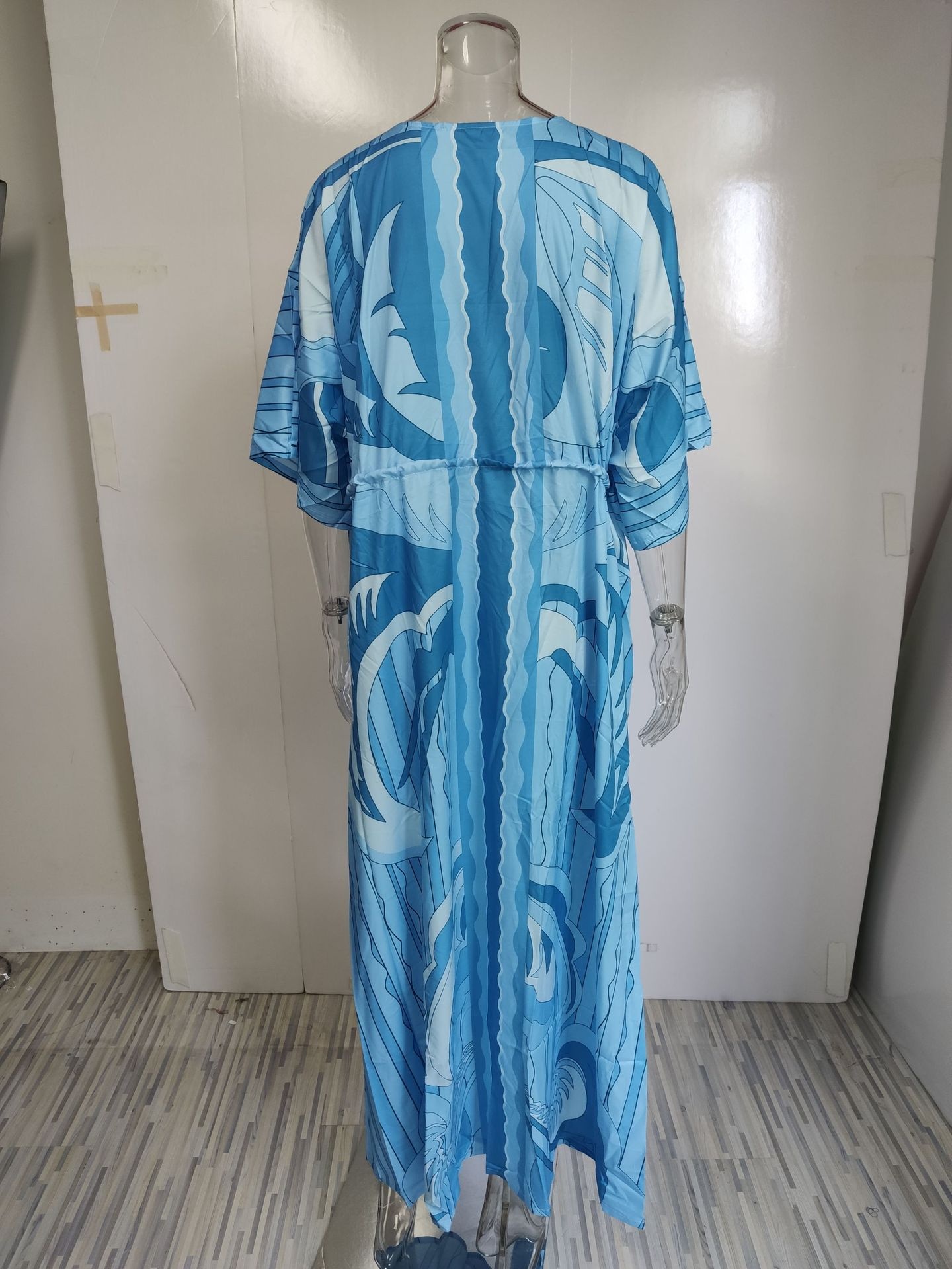 Dames maxi jurk met v-hals print en wijde zoom_voghion.com