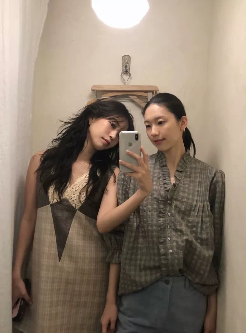 Camicia donna a quadri con scollo a v larga volant e pieghe_voghion.com