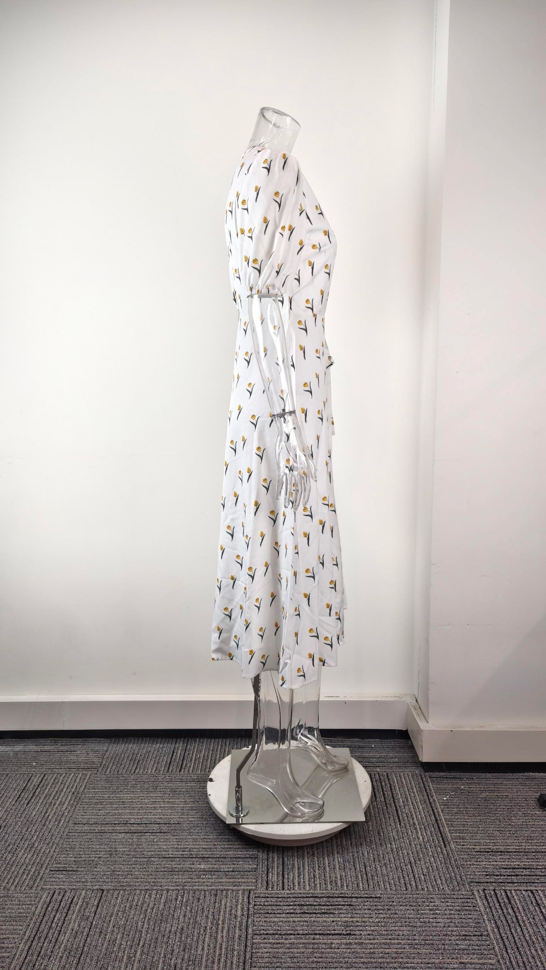 Elegant blommig klänning med v-ringning och puffärmar för plus size_voghion.com