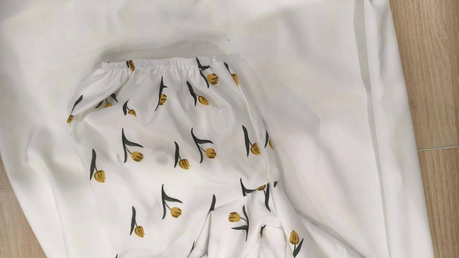 Elegant blommig klänning med v-ringning och puffärmar för plus size_voghion.com