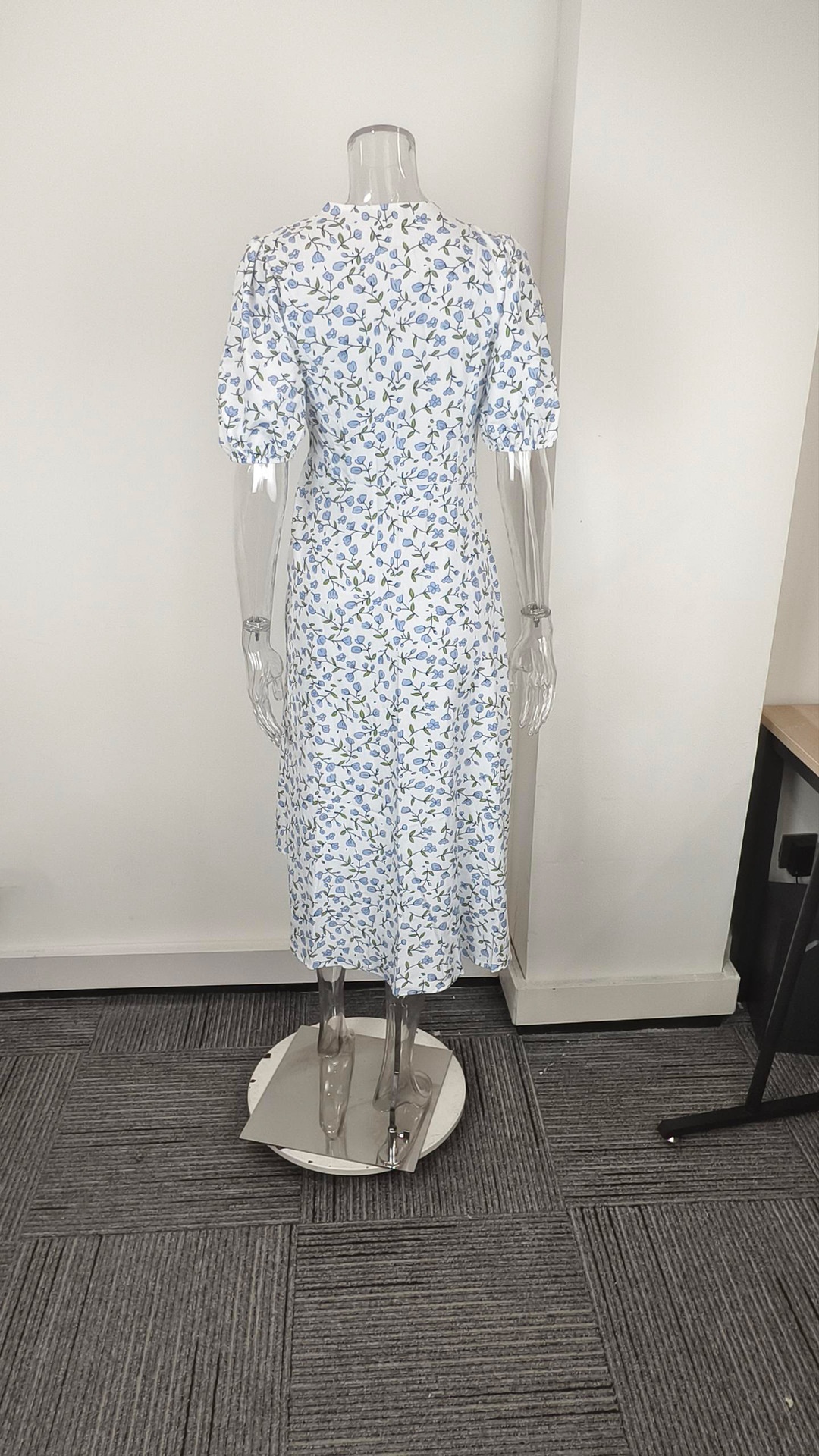 Elegant blommig klänning med v-ringning och puffärmar för plus size_voghion.com