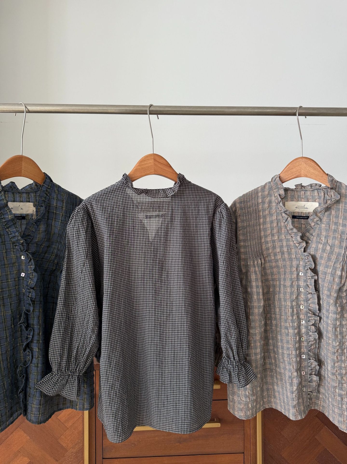 Camicia donna a quadri con scollo a v larga volant e pieghe_voghion.com