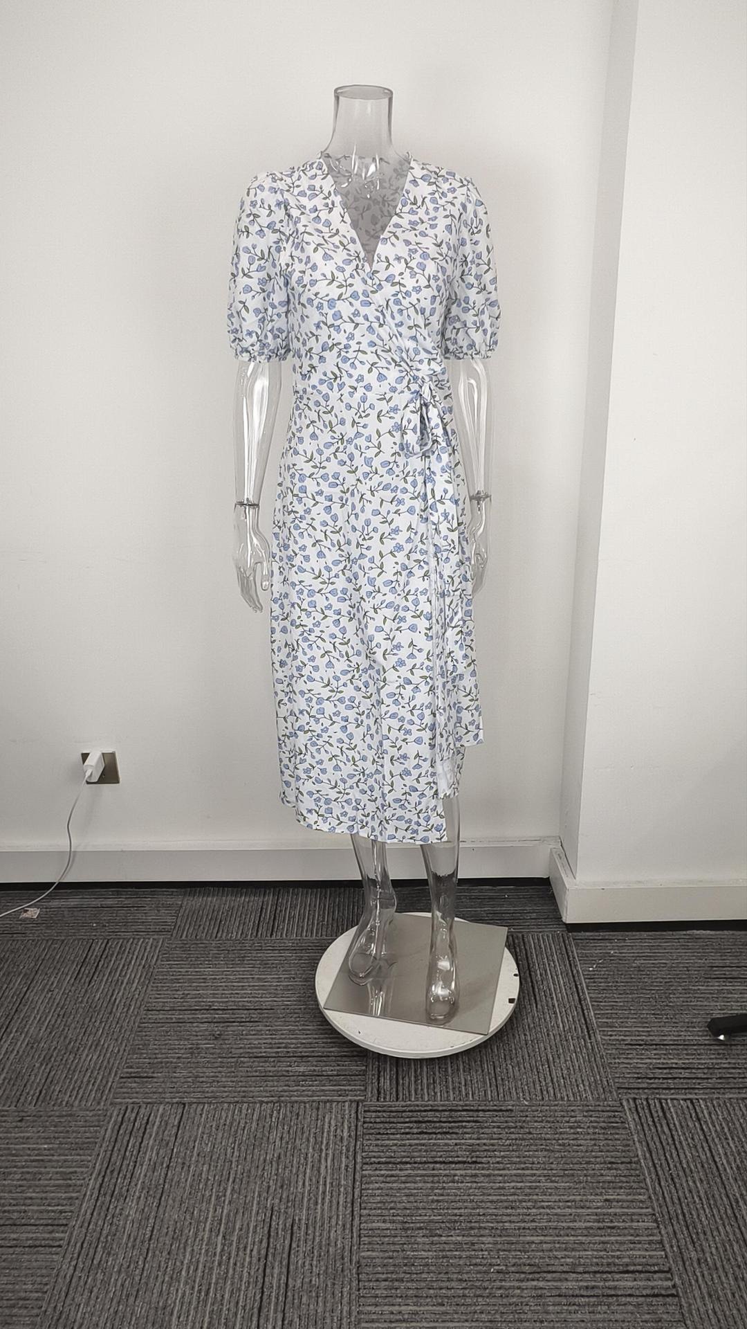 Elegant blommig klänning med v-ringning och puffärmar för plus size_voghion.com
