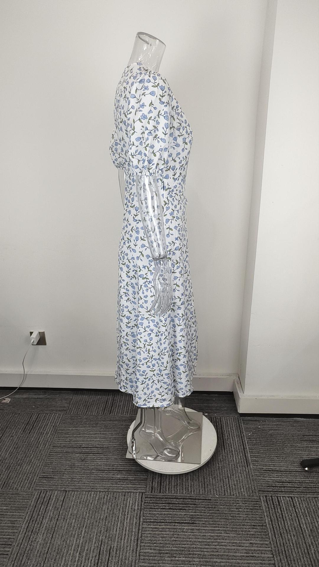 Elegant blommig klänning med v-ringning och puffärmar för plus size_voghion.com
