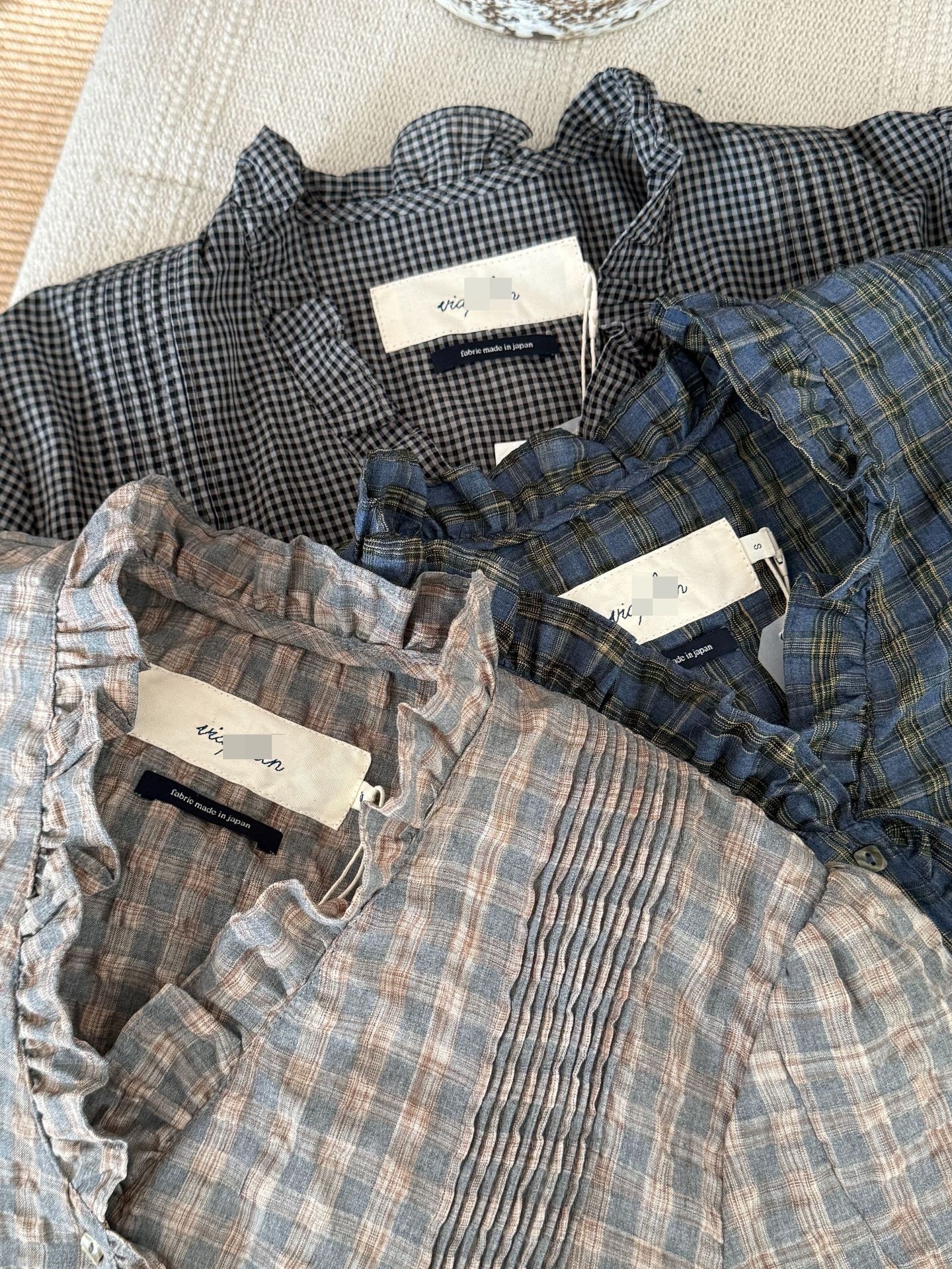 Camicia donna a quadri con scollo a v larga volant e pieghe_voghion.com