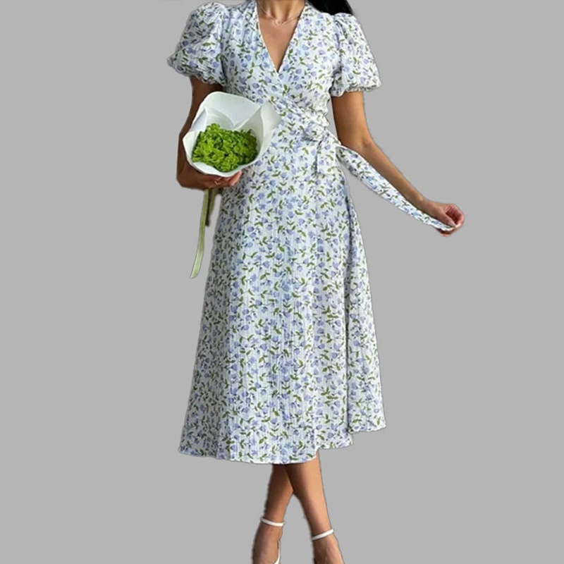 Elegant blommig klänning med v-ringning och puffärmar för plus size_voghion.com