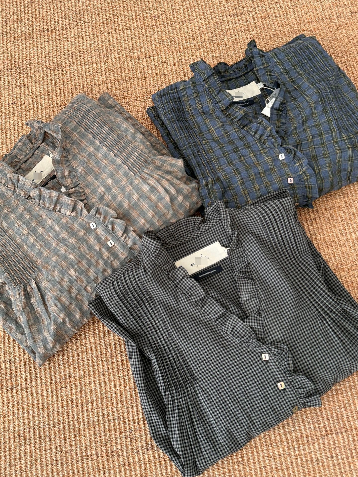 Camicia donna a quadri con scollo a v larga volant e pieghe_voghion.com