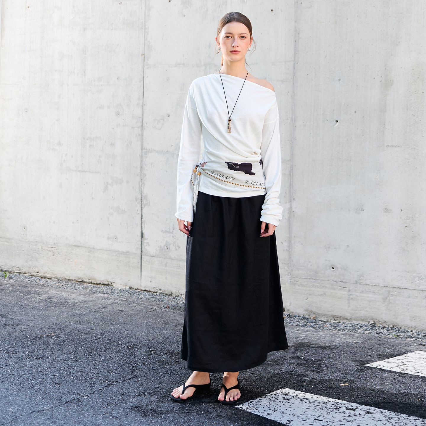 Rok in Old Money-stijl met hoge, losse, rechte vorm, lente/zomer, linnen rok met elastische taille en middellange A-lijn._voghion.com