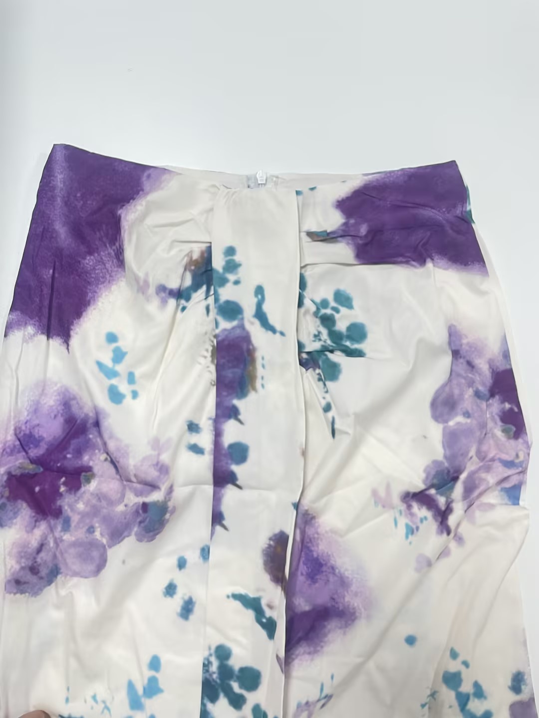 Elegant damklänning med v-hals och tryck långärmad midi_voghion.com