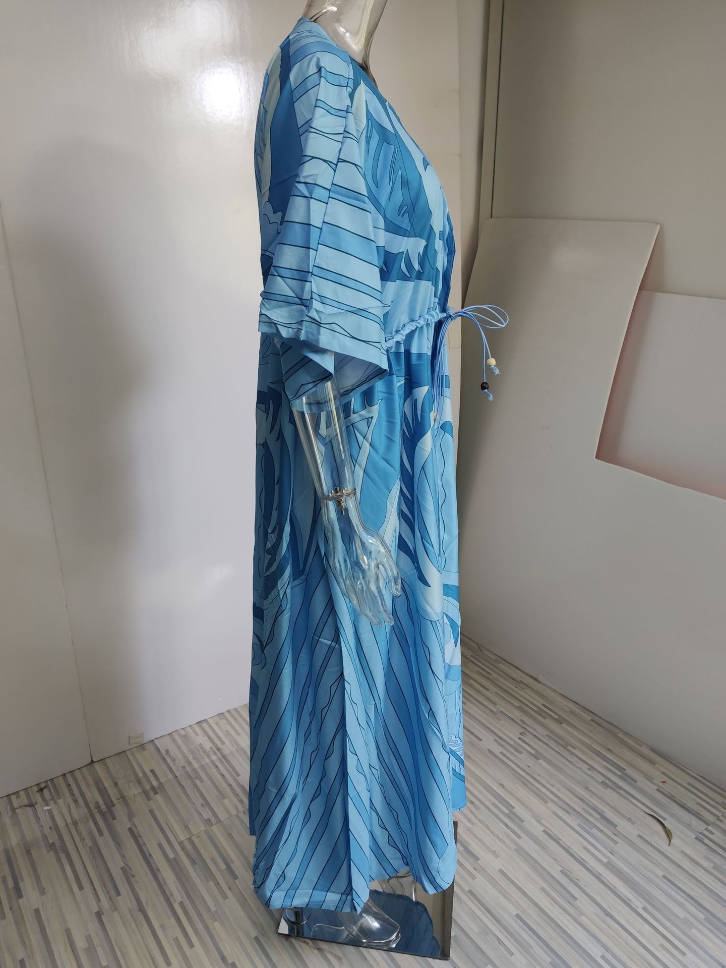 Dames maxi jurk met v-hals print en wijde zoom_voghion.com