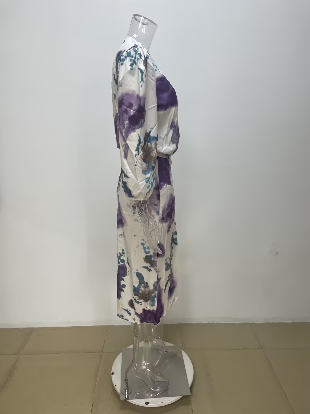 Elegant damklänning med v-hals och tryck långärmad midi_voghion.com