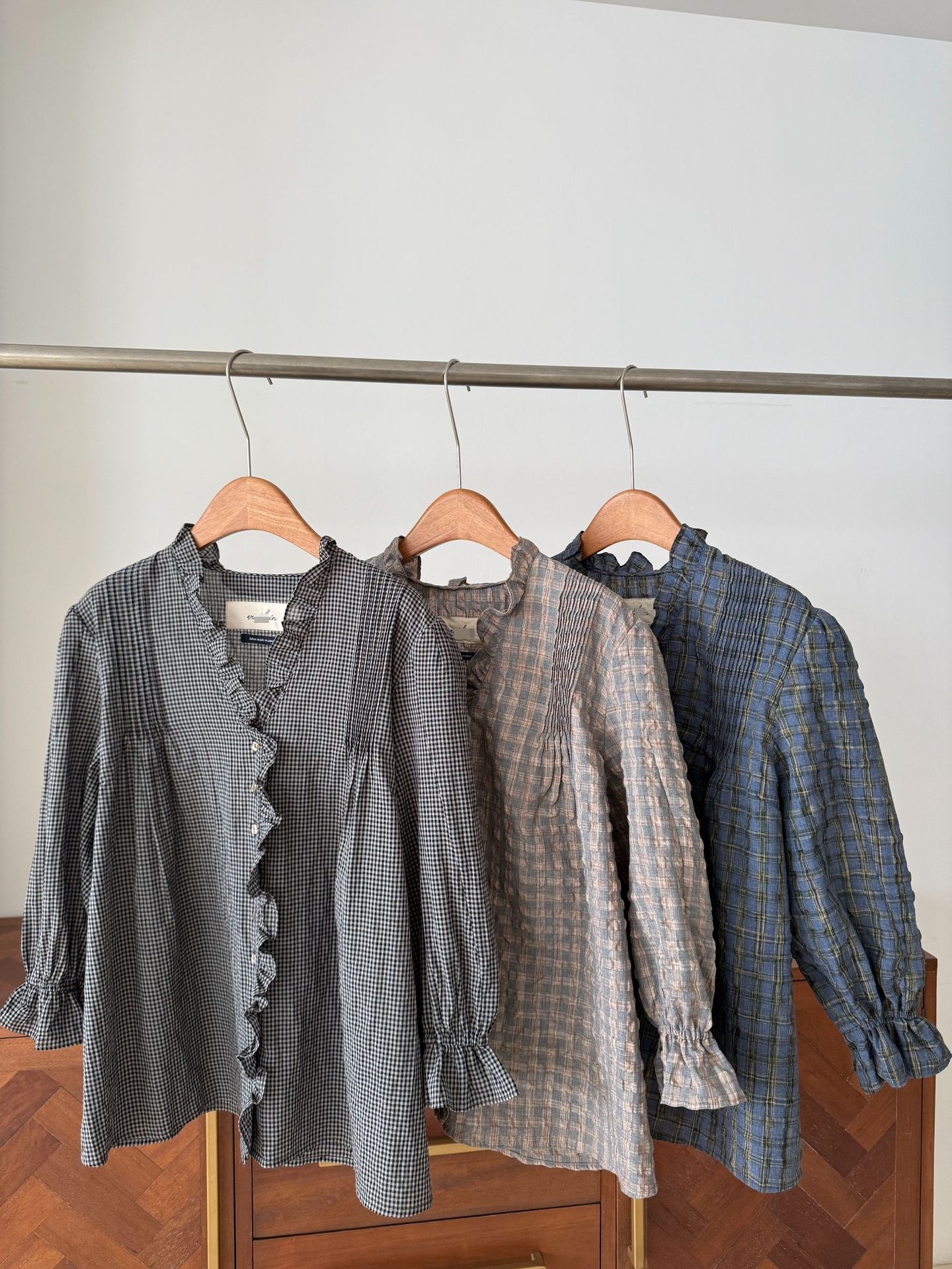 Camicia donna a quadri con scollo a v larga volant e pieghe_voghion.com